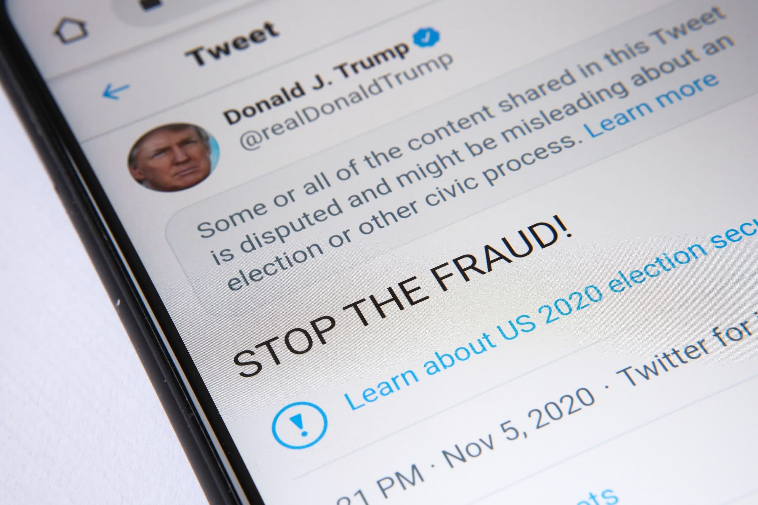 Ein Smartphone-Bildschirm, das den Twitter-Feed von Donald Trump zeigt.