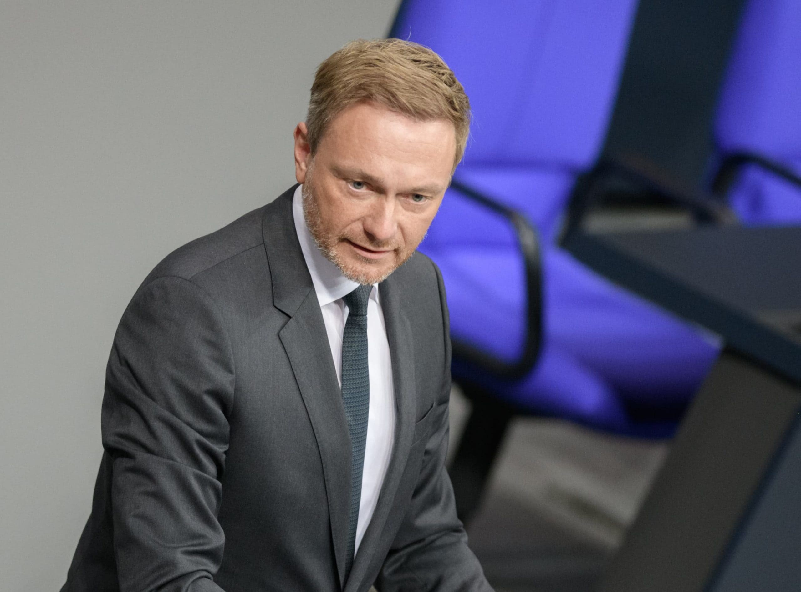 FDP-Chef Christian Lindner an einem Rednerpult im Bundestag.