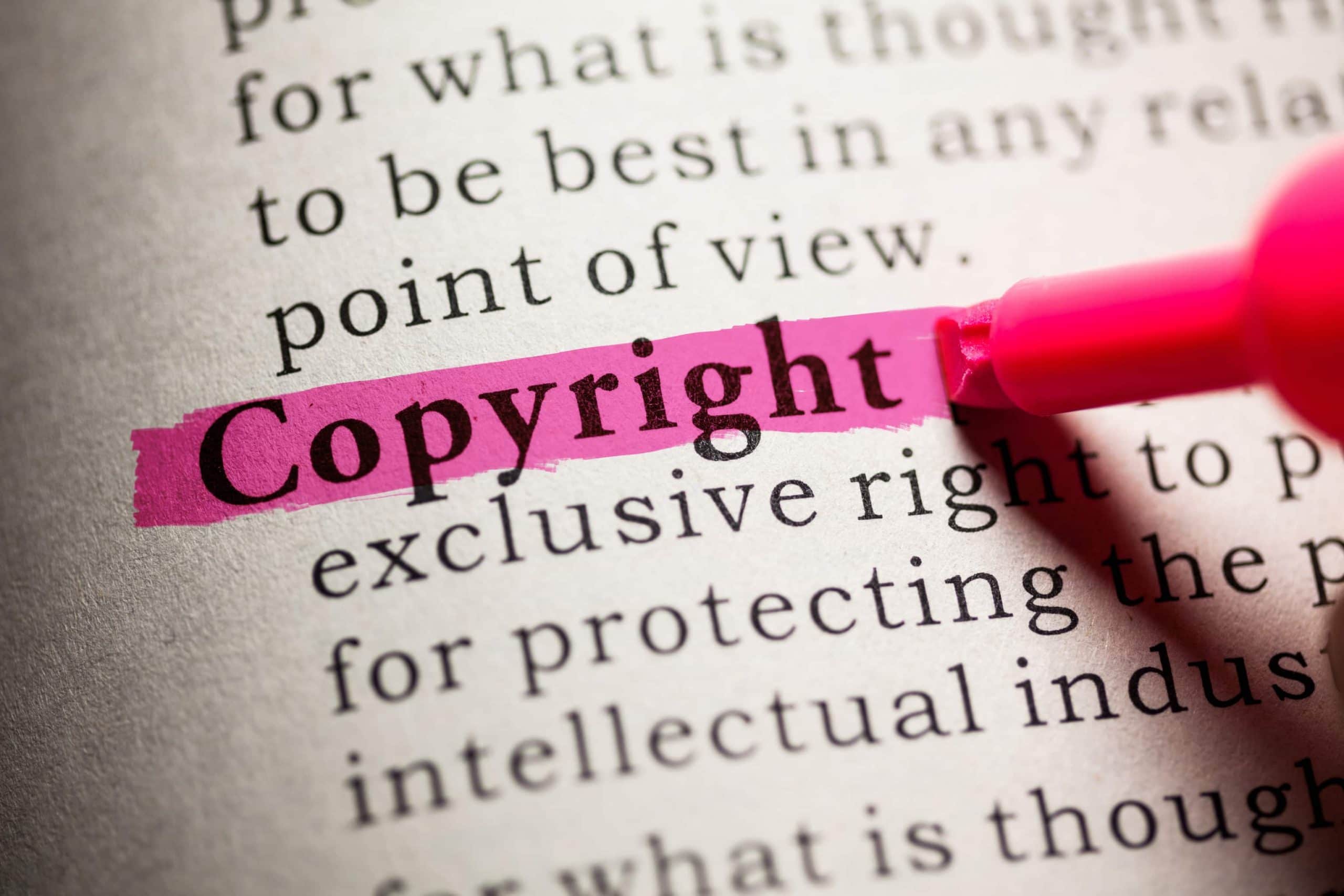 Copyright, markiert mit pinkem Textmarker