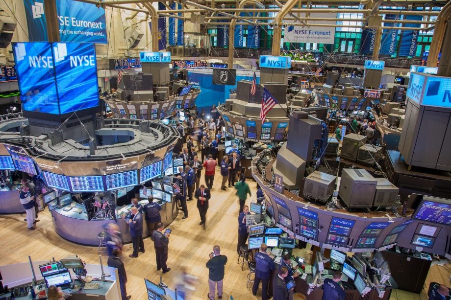 Krypto-Hedgefonds: Warum quantitative Krypto-Fonds funktionieren Die New Yorker Wall Street als Symbolbild für Krypto-Hedgefonds.