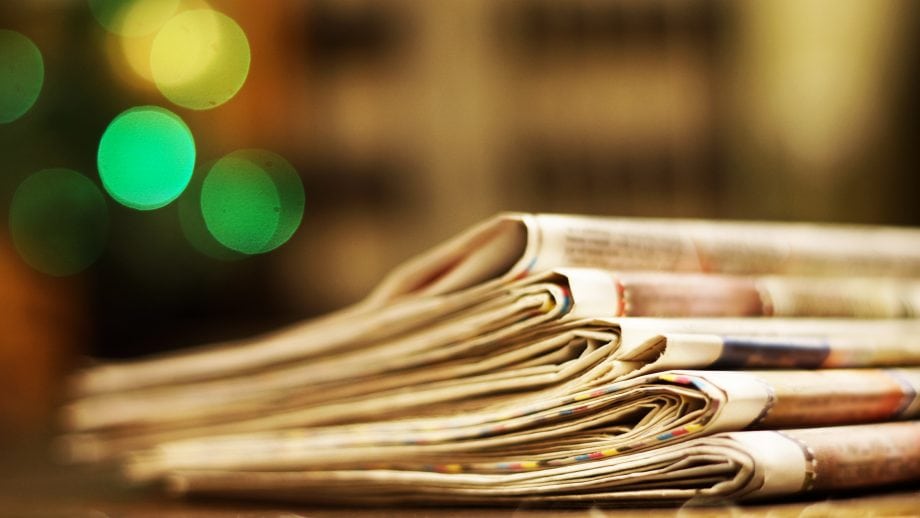 Alles im Blick: Die wichtigsten Bitcoin-News der Woche Zeitungen legen auf einem Stapel auf einem Tisch.