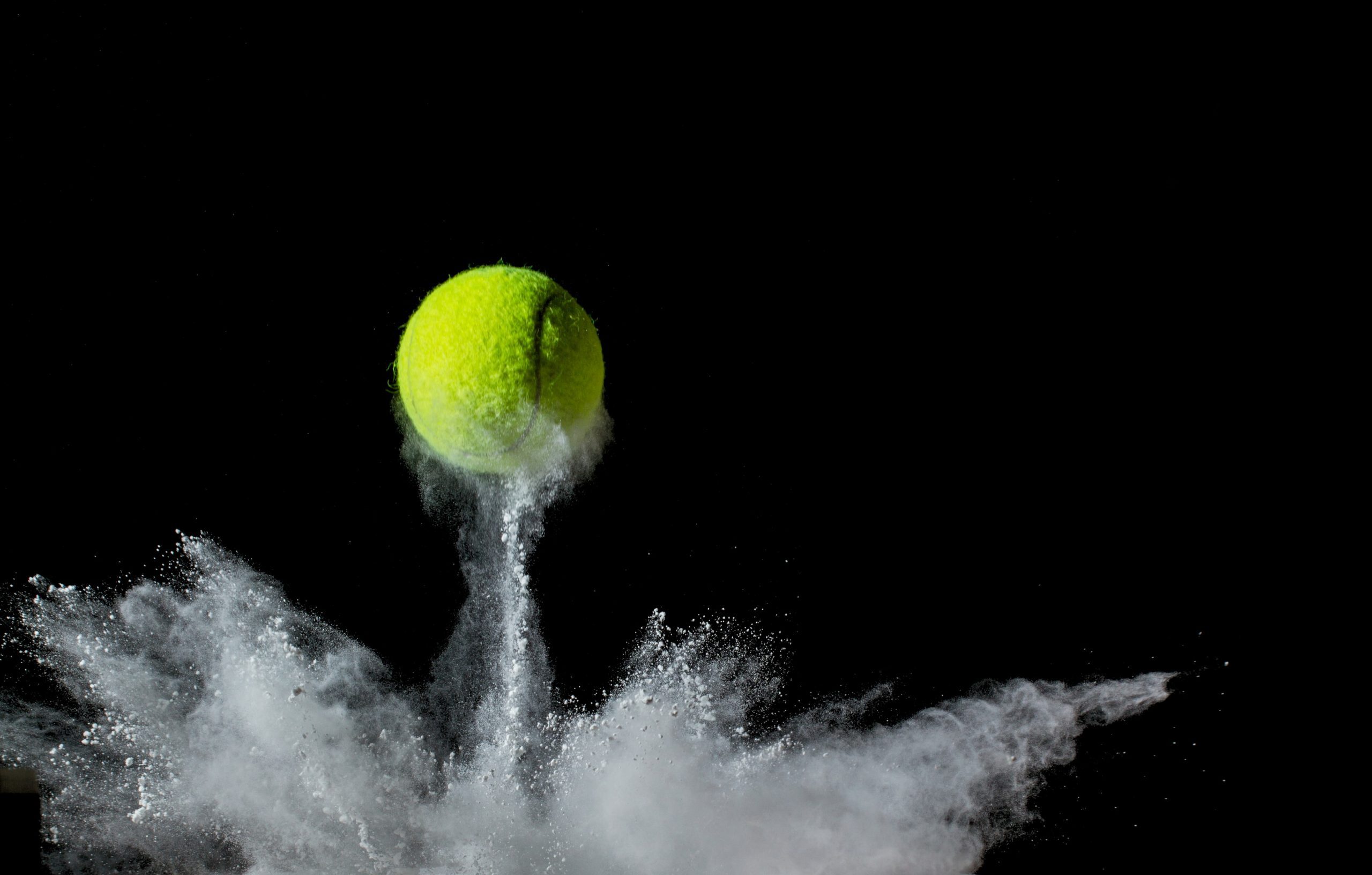 Tennisball prall auf dem Boden auf