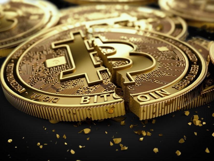 Bofinger Kritik: Ex-Wirtschaftsweise lässt kein gutes Haar an Bitcoin Zerstörte Bitcoin-Münze (3D-Illustration)