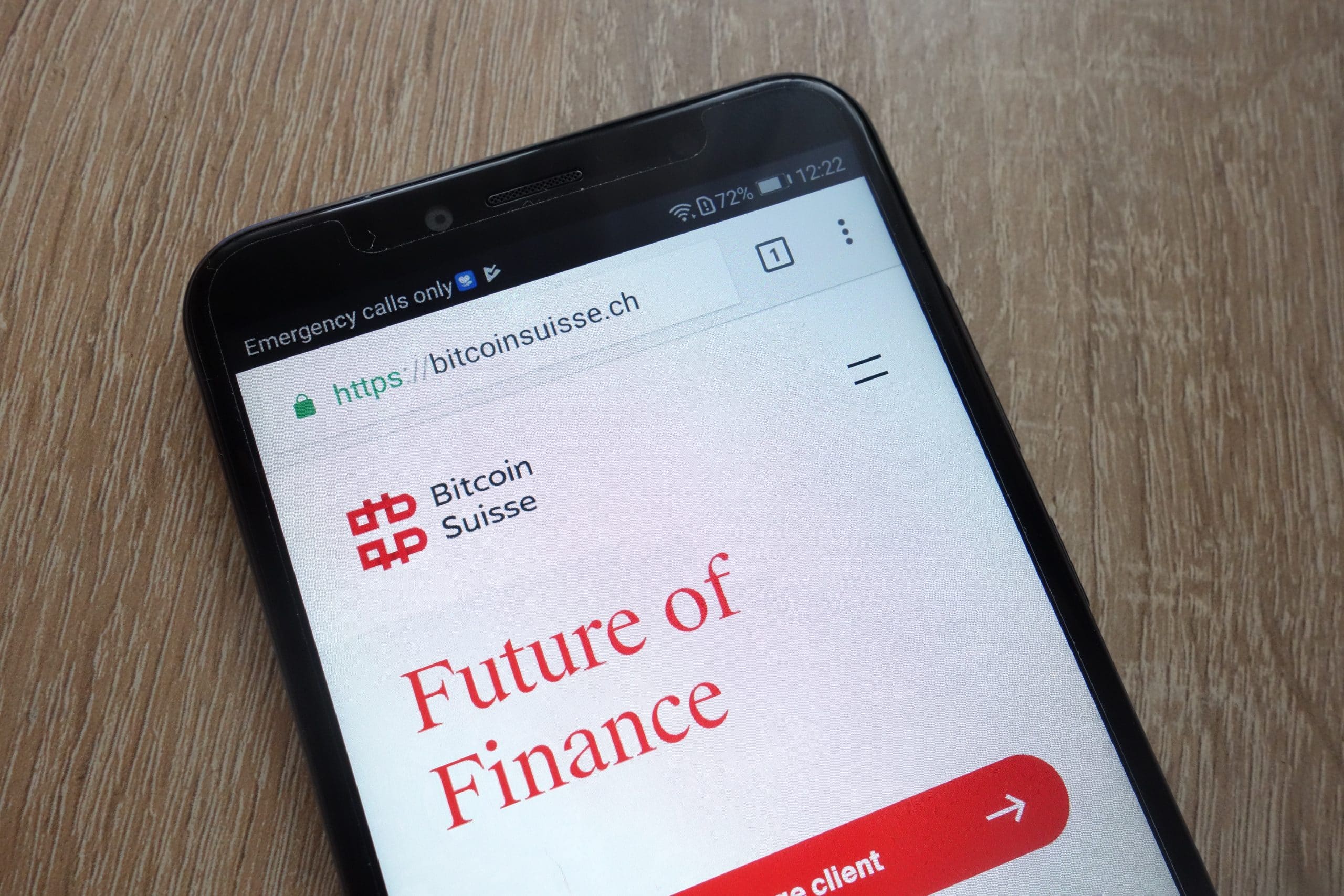 Smartphone mit Bitcoin Suisse Logo