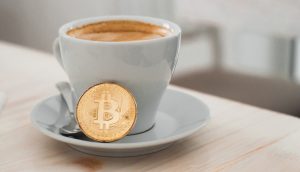 Capuccino und Bitcoin-Münze