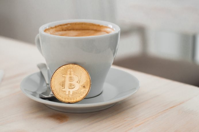 Capuccino und Bitcoin-Münze