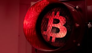 Bitcoin-Symbol auf einer roten Ampel