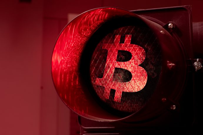 Bitcoin-Symbol auf einer roten Ampel