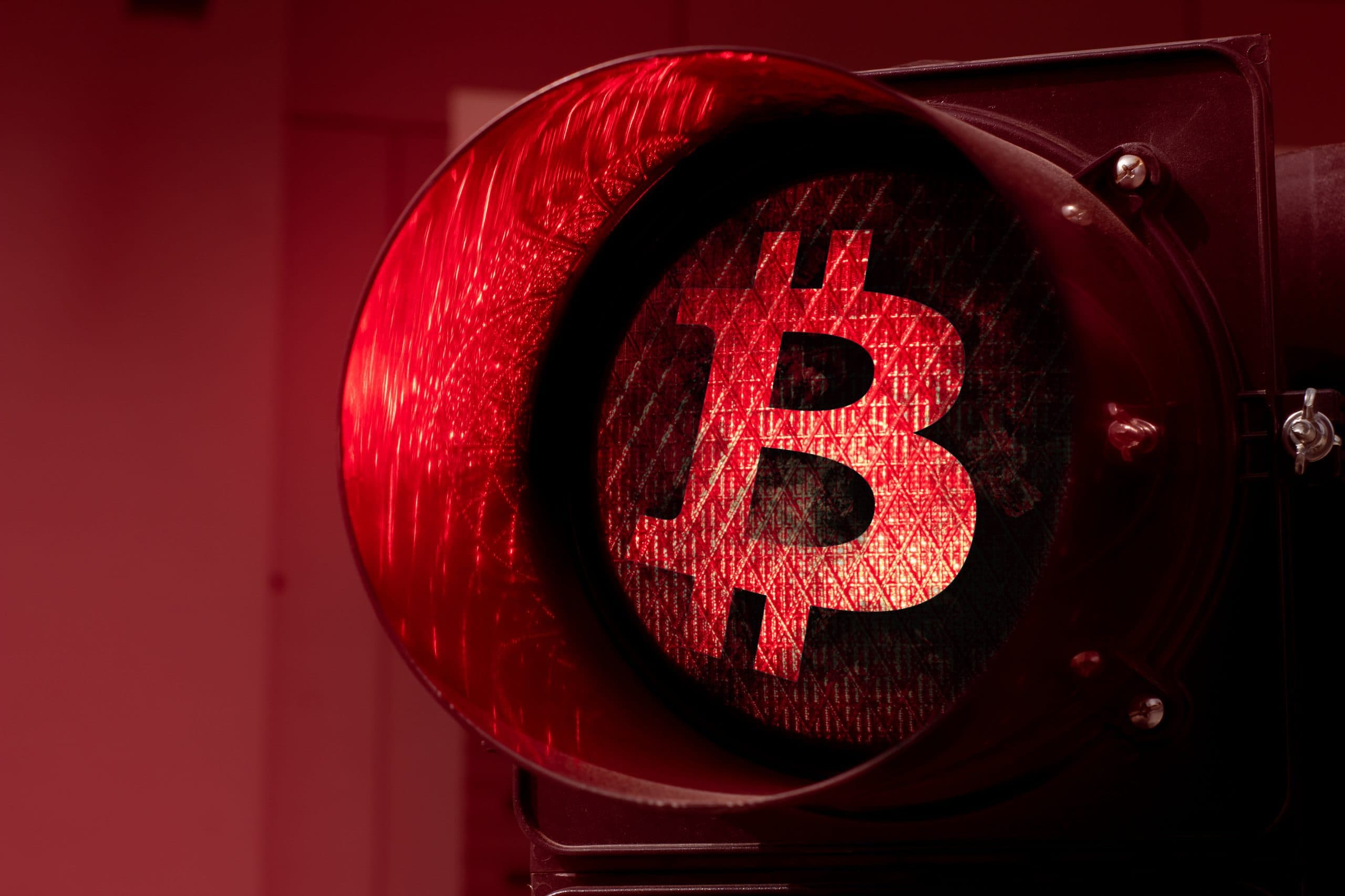 Bitcoin-Symbol auf einer roten Ampel