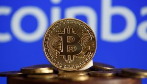 Coinbase-Logo hinter Bitcoin-Münze