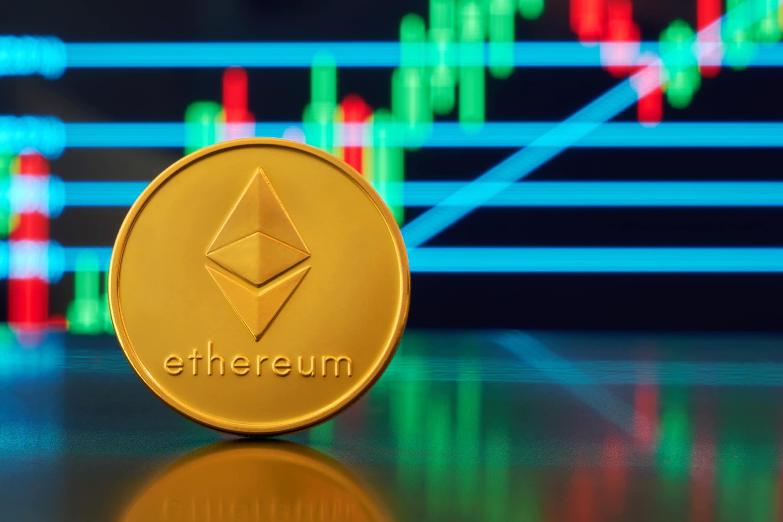 Ethereum-Münze vor einem Chart