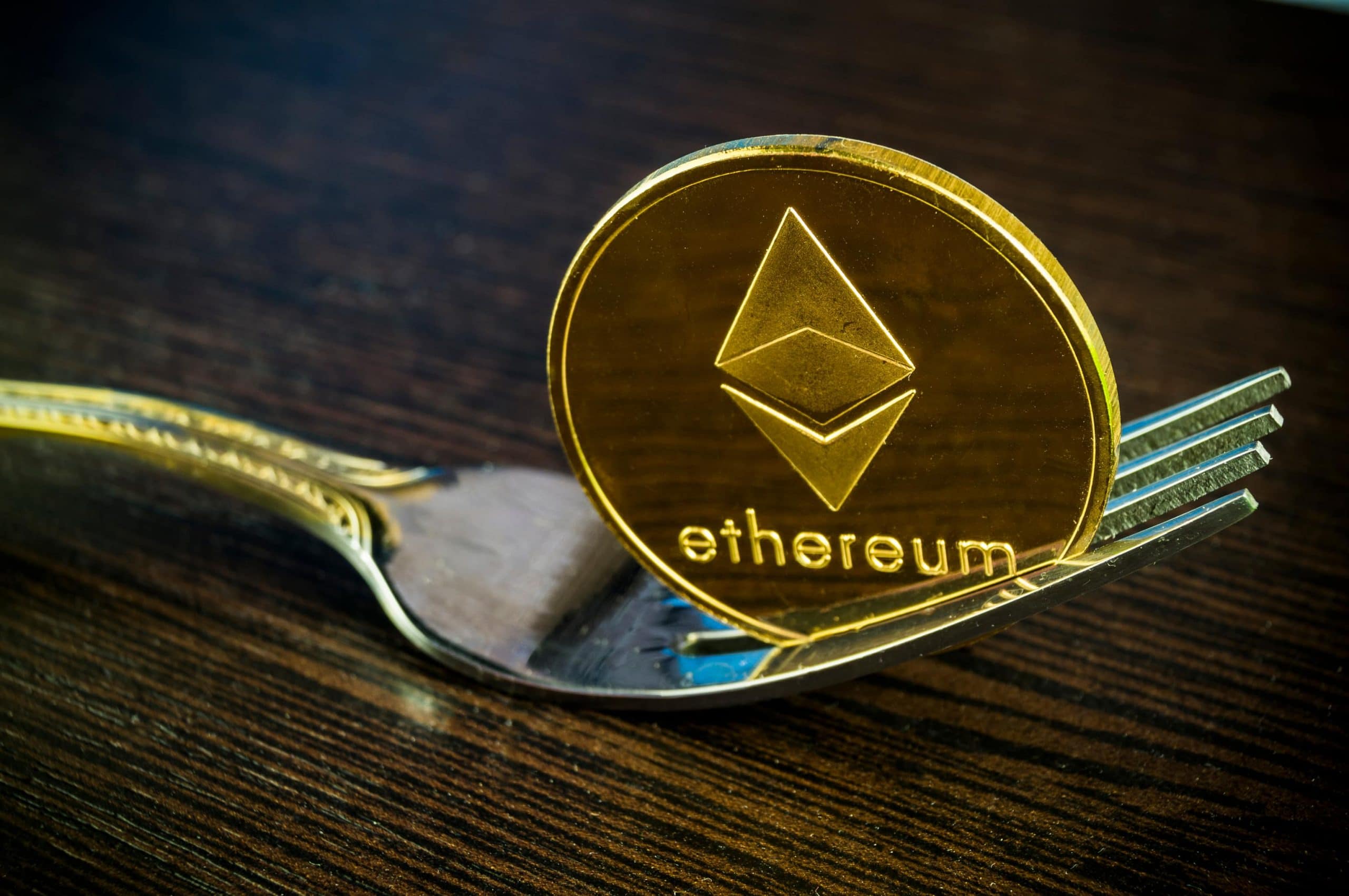 Ethereum-Münze unter einer Gabel