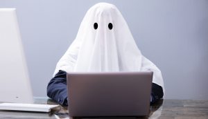 Fantom sitzt an einem Laptop