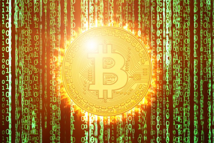 Bitcoin Münze mit grünem Code im Hintergrund