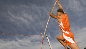 Stabhochspringer beim Absprung