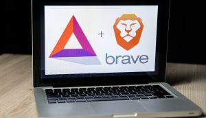 Laptop mit BAT- und Brave-Logos
