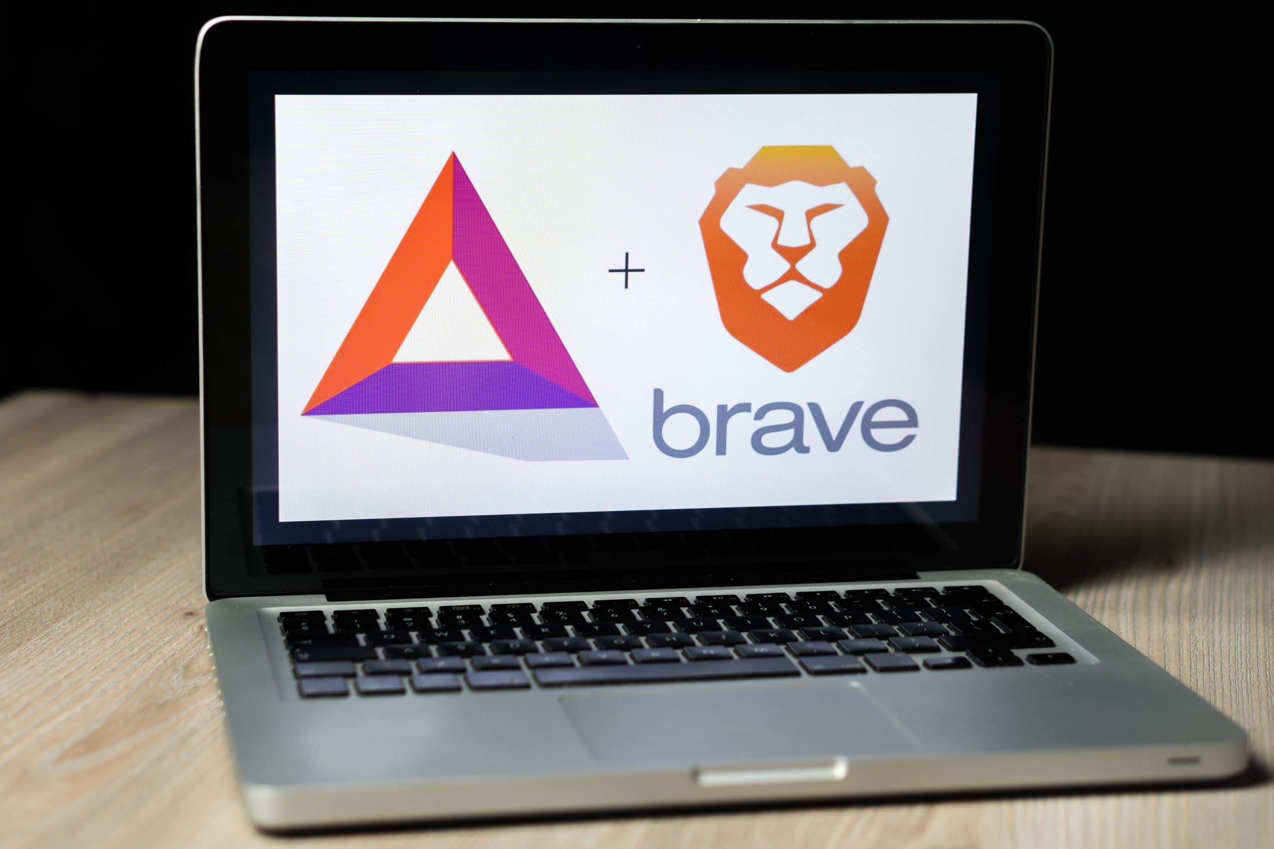 Laptop mit BAT- und Brave-Logos