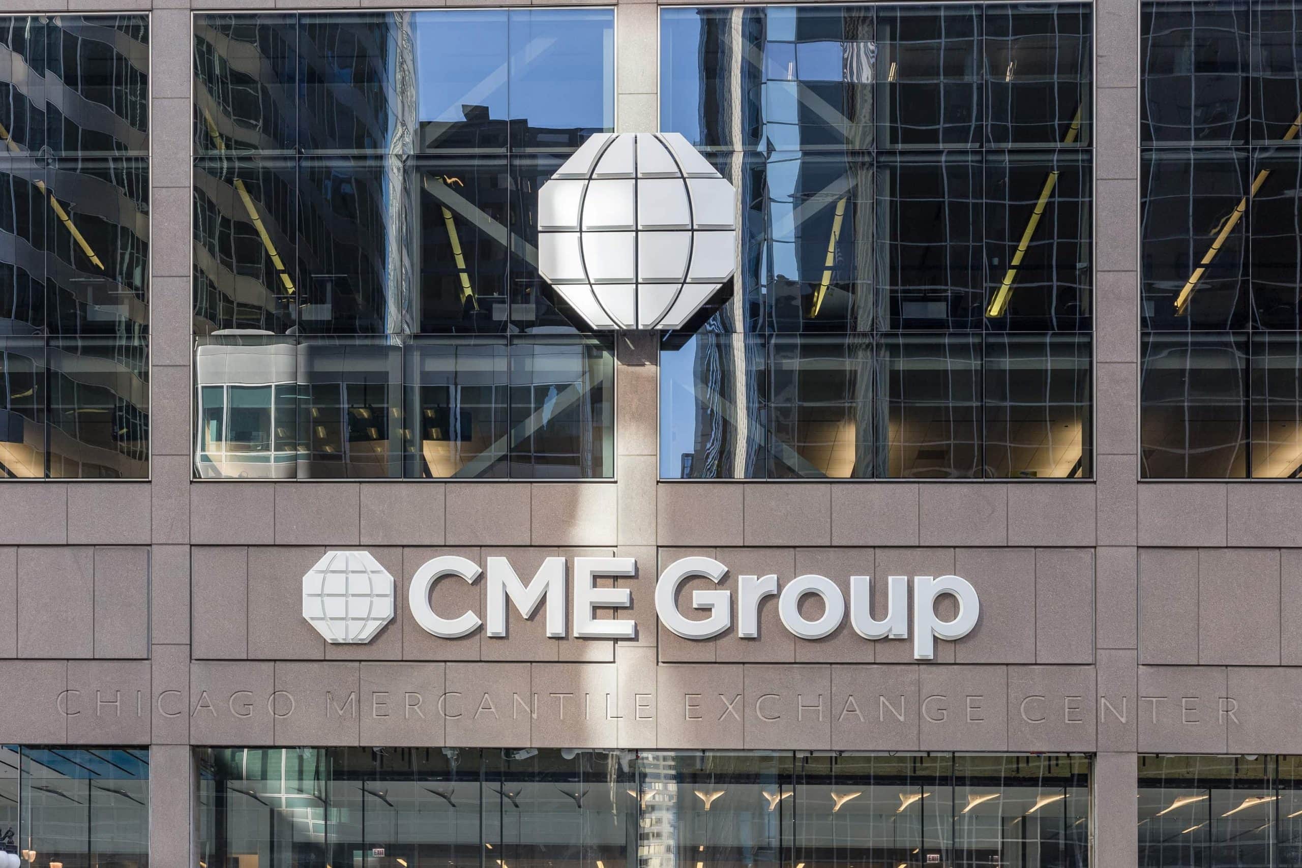 Das CME-Group-Logo auf einer gläsernen Fassade.