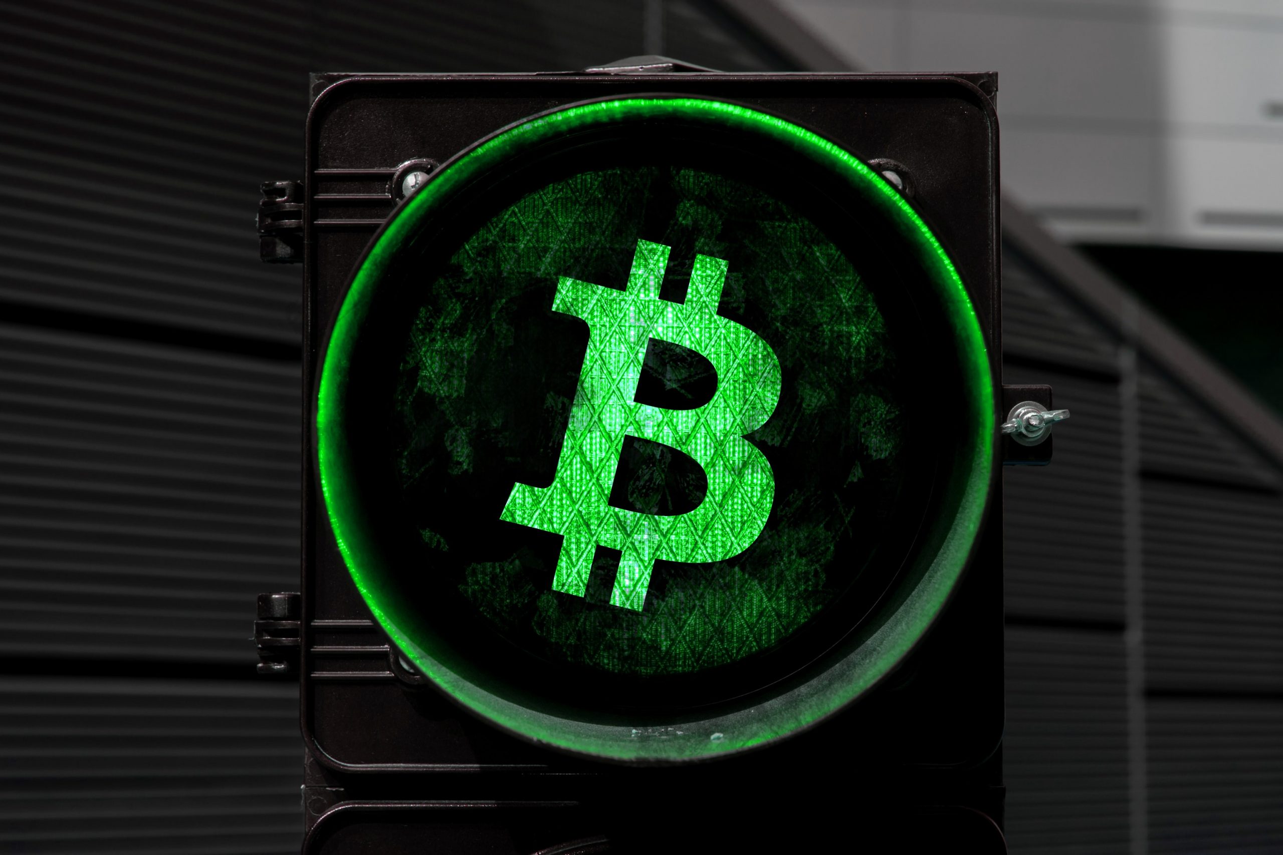 Grüne Ampel, die das Bitcoin-Logo zeigt