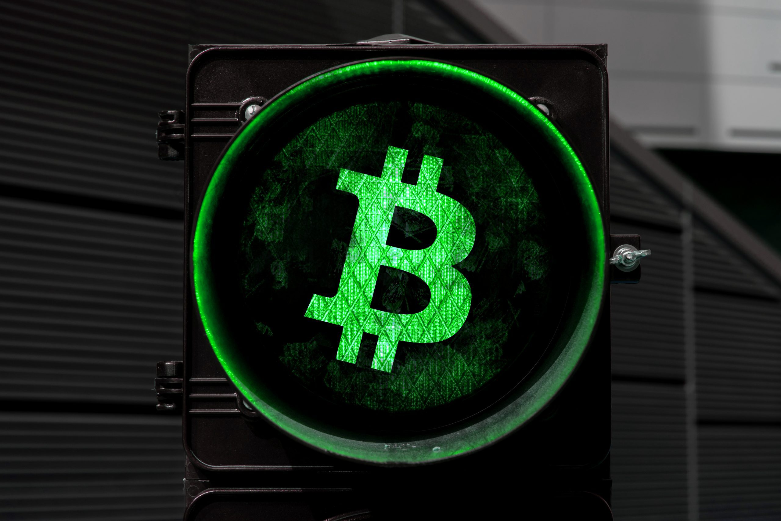 Bitcoin Symbol als grüne Ampel