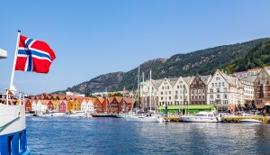 Norwegische Flagge weht über dem Wasser.