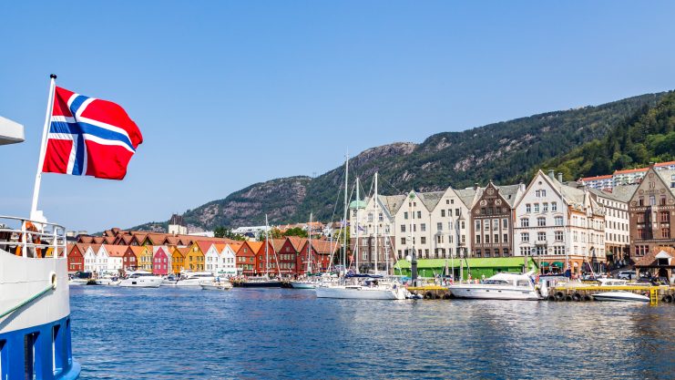 Norwegische Flagge weht über dem Wasser.