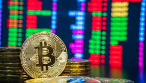 Bitcoin-Münze vor einem Chart