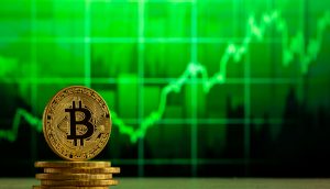 Bitcoin-Münze vor einem grünem Chart