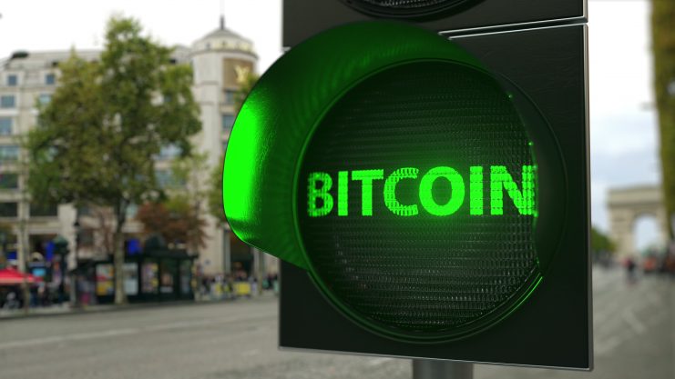 Bitcoin-Schriftzug auf Ampel