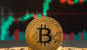Bitcoin-Münze vor einem Chart