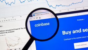 Coinbase Logo auf einem Bildschirm