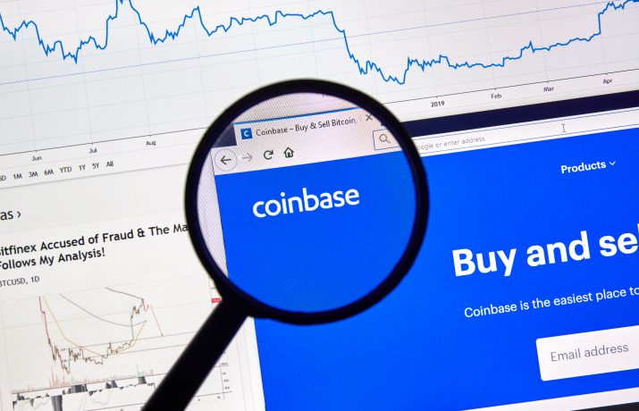 Coinbase Logo auf einem Bildschirm