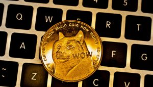 Dogecoin-Münze auf Tastatur