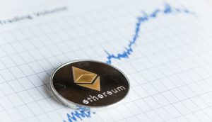 Ethereum-Münze liegt auf einem Chart