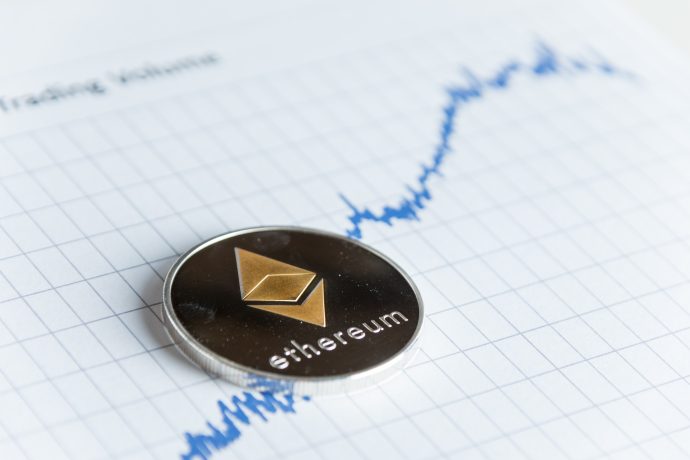 Ethereum-Münze liegt auf einem Chart