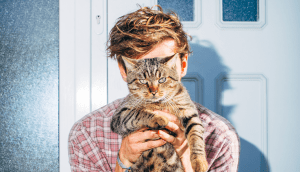 Fynn Kliemann mit Katze