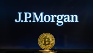 JPMorgan-Logo mit Bitcoin-Münze