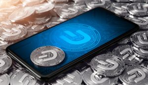 Smartphone Bildschirm mit Dash-Logo. Drumherum sind silberne Dash-Münzen.