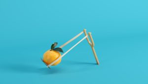 Eine Orange ist reif für den Abschuss.