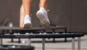 Mensch hüpft auf Trampolin