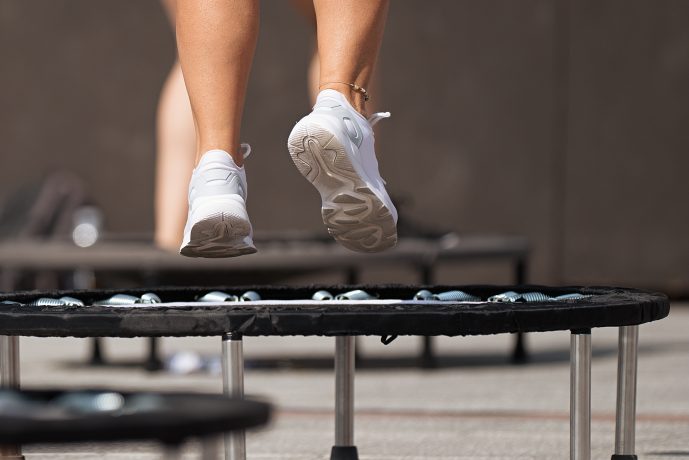 Mensch hüpft auf Trampolin