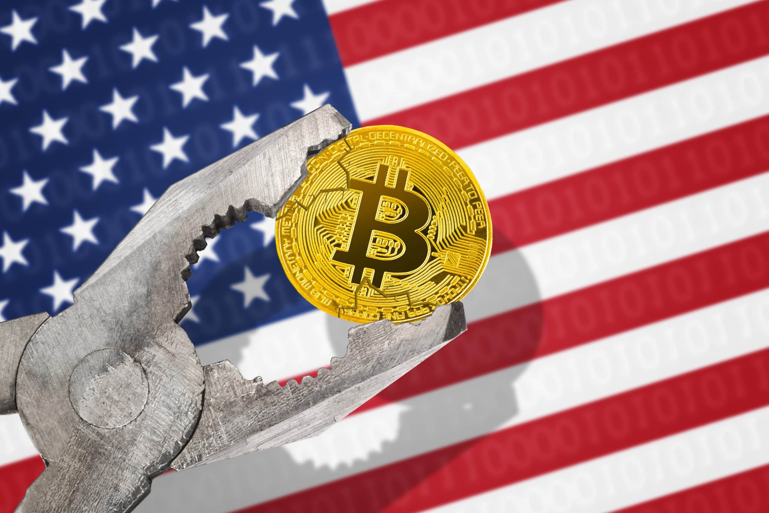 Bitcoin-Münze in einer Zange, im Hintergrund die USA-Flagge. Symbolbild Krypto-Regulierung in den USA