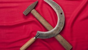 Hammer und Sichel auf rotem Stoffuntergrund