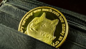 Dogecoin Coin in der Hosentasche