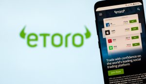 Smartphone vor eToro-Logo