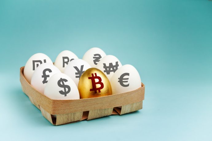 Eier in einem Korb mit unter anderem goldenen Bitcoin Ei