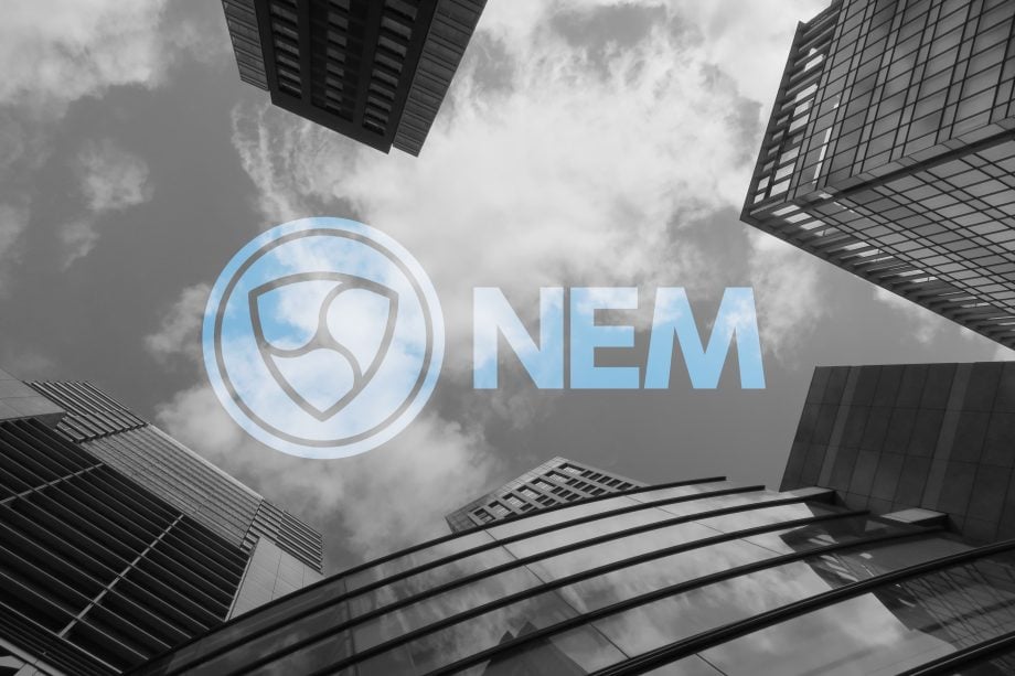 NEM macht sich bereit für den Symbol (XYM) Airdrop NEM-Logo zwischen Wolkenkratzern
