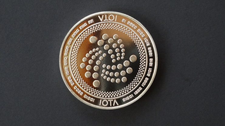 IOTA-Coin auf schwarzem Untergrund