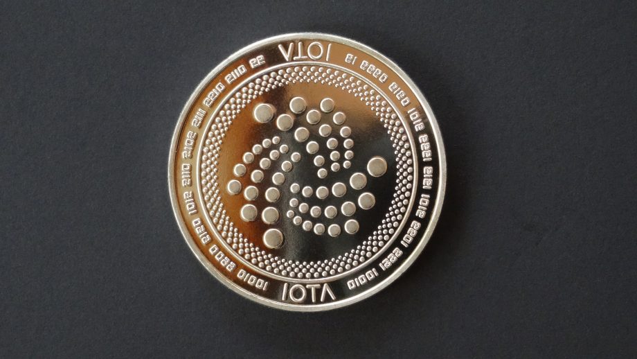 Mana hält Einzug im IOTA-Testnetzwerk – Dezentralisierung rückt näher IOTA-Coin auf schwarzem Untergrund