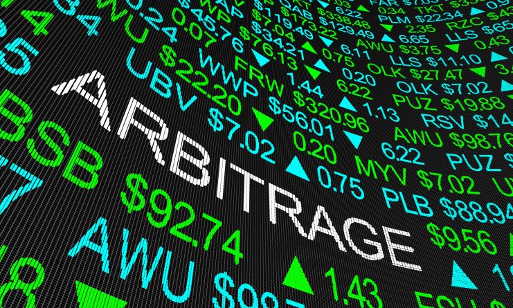 Eine Börsen-Tafel mit verschiedenen Werten. Mittig ist in weißen Buchstaben das Wort "Arbitrage" zu lesen.